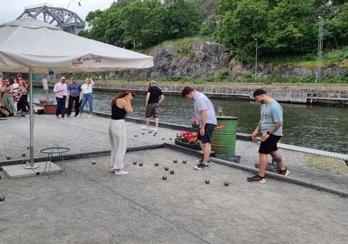 Ett gäng personer spelar boule.