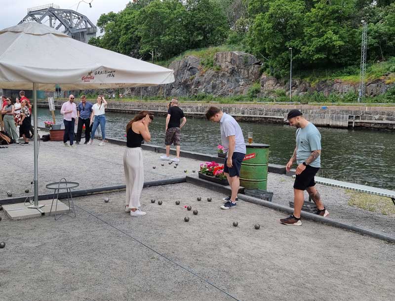 En grupp personer spelar boule.