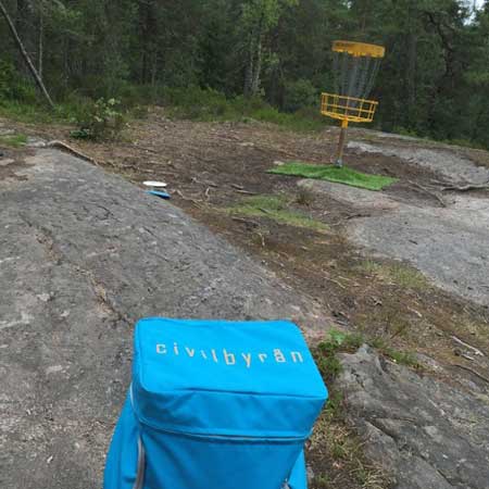 En väska från Civilbyrån med ett frisbeegolfmål.