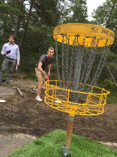 En grupp människor som paddlar kanot längs en kanal.