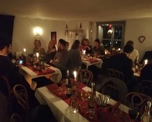 En grupp personer har julbord.