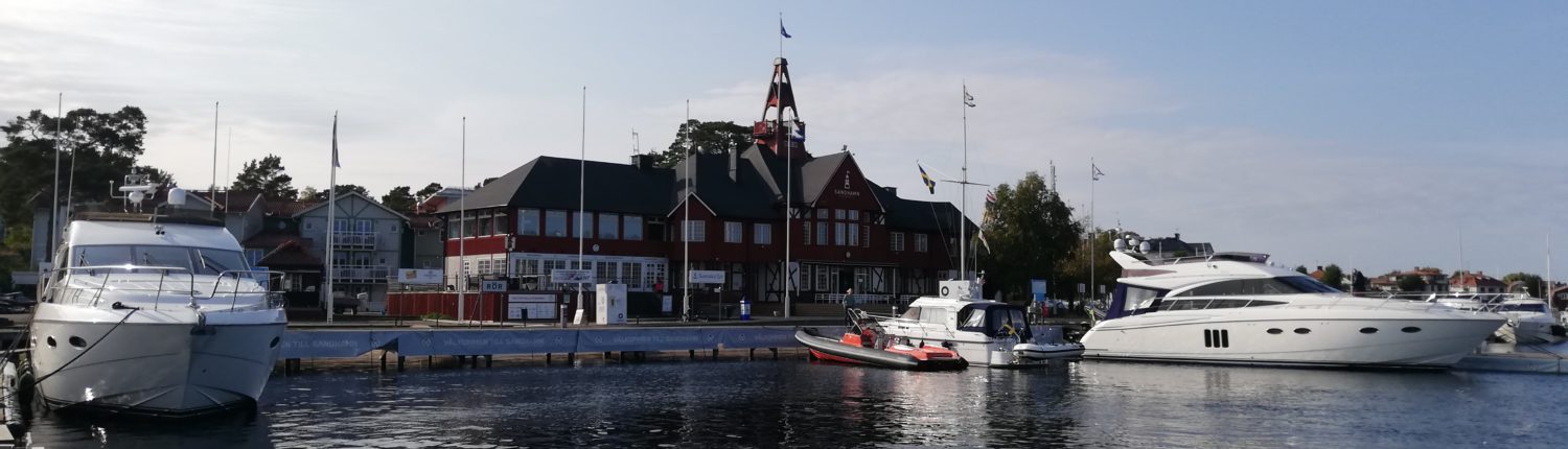 Panorambild på en hamn med två stora vita båtar