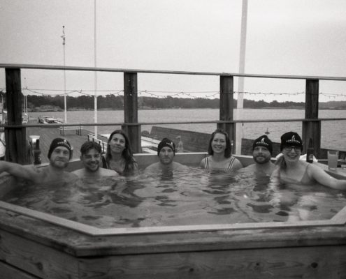 En grupp människor i en bubbelpool