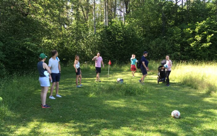 Civilbyråns personal spelar kubb på gräset.