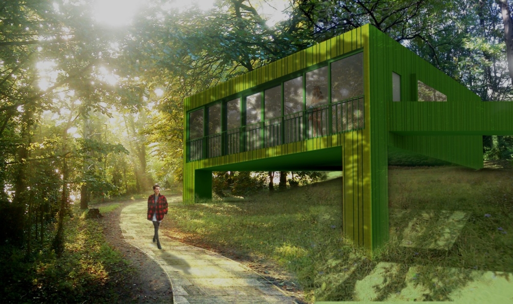 en man går på en skogsväg i skogen, finns också en modern byggnad.